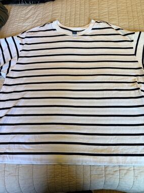 Women’s White and Blue Striped Crewneck Shirt